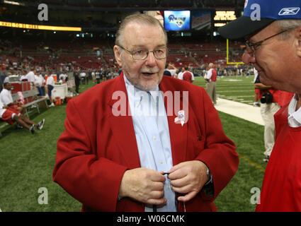 Arizona Cardinals Inhaber Bill Bidwell Gespräche mit Freunden vor der Arizona Cardinals - St. Louis Rams football Spiel auf dem Edward Jones Dome in St. Louis am 7. Oktober 2007. (UPI Foto/Rechnung Greenblatt) Stockfoto