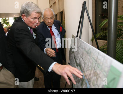 Senator Christopher 'Kit' Bond (L) schaut auf eine Zeichnung mit Gyo Obata, Gründungspartner von Hellmuth, Obata und Kassabaum Design der vorgeschlagenen Chouteau See und Greenway Entwicklung in St. Louis, die am 9. Oktober 2007. Die St. Louis regionale Greenway Projekt, das einschließen würde, einem See, würde fast 200 Hektar umfassen und verbinden würde das St. Louis Riverfront in der Innenstadt zu Forest Park mit Rad- und Gartenflächen. Bond betonte, dass das Projekt mehr als 0,5 Milliarden Euro in private Investitionen einschließlich der Büro-, Wohn- und Büroflächen, 10 tausend neuen Wohnungen und 50 tausend Arbeitsplätze schaffen könnte. (UPI Ph Stockfoto