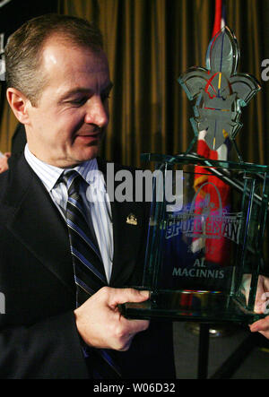 Ehemalige St. Louis Blues defenseman und das neueste Mitglied der Hockey Hall of Fame Al MacInnis, erhält einen genaueren Blick auf seine Trophäe, nachdem er die St. Louis Botschafter Sportler des Jahres in St. Louis am 20. November 2007 genannt. (UPI Foto/Rechnung Greenblatt) Stockfoto