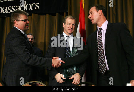 Ehemalige St. Louis Blues defenseman und das neueste Mitglied der Hockey Hall of Fame Al MacInnis (C) trägt seine Trophäe als ehemaliges Teammitglied Kelly Chase (L) begrüßt ehemalige Hockeyspieler Joe Nieuwendyk nach MacInnis war der St. Louis Botschafter Sportler des Jahres in St. Louis am 20. November 2007 genannt. (UPI Foto/Rechnung Greenblatt) Stockfoto