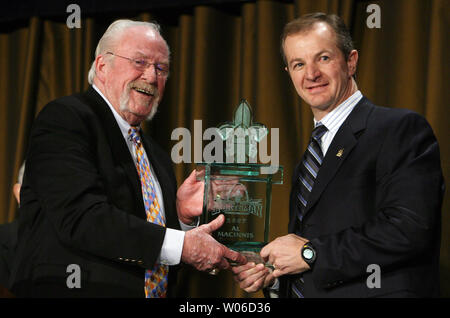 Ehemalige St. Louis Rams Trainer Jim Hanifan (L) stellt ehemaligen St. Louis Blues defenseman und das neueste Mitglied der Hockey Hall of Fame Al MacInnis, seine Trophäe nach wie die St. Louis Botschafter Sportler des Jahres in St. Louis am 20 November, 2007 geehrt werden. (UPI Foto/Rechnung Greenblatt) Stockfoto