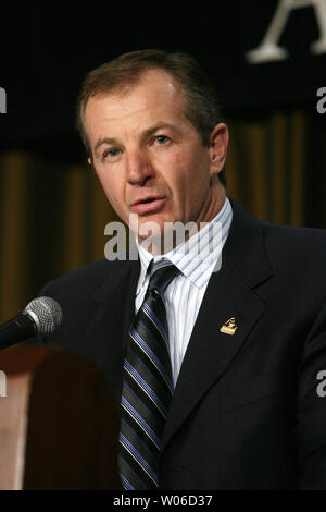 Ehemalige St. Louis Blues defenseman und das neueste Mitglied der Hockey Hall of Fame Al MacInnis, spricht nach der St. Louis Botschafter Sportler des Jahres in St. Louis am 20. November 2007 genannt. (UPI Foto/Rechnung Greenblatt) Stockfoto