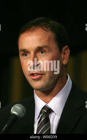 Ehemaliger NHL Spieler Joe Nieuwendyk spricht auf ein preismittagessen für Freund ehemalige St. Louis Blues defenseman und das neueste Mitglied der Hockey Hall of Fame Al MacInnis, in St. Louis am 20. November 2007. MacInnis benannt wurde die St. Louis Botschafter Sportsman des Jahres. (UPI Foto/Rechnung Greenblatt) Stockfoto