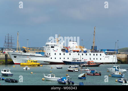 Die Fähre Scillonian III kommt bei St Marys, Isles of Scilly, Cornwall, Großbritannien Stockfoto