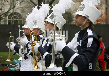 Mitglieder des Mater Dei Ritter Marching Band märz hinunter die Straße während des Thanksgiving Day Parade in St. Louis am 22. November 2007. (UPI Foto/Rechnung Greenblatt) Stockfoto