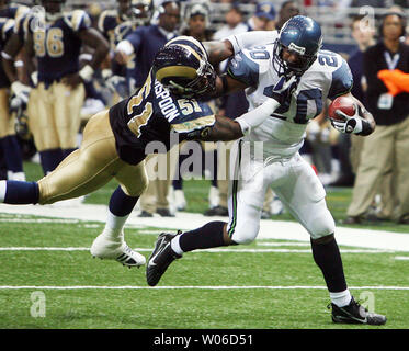 St. Louis Rams wird Witherspoon (L) packt die Gesichtsmaske von Seattle Seahawks zurück Maurice Morris während einer Pass spielen im vierten Quartal an der Edward Jones Dome in St. Louis am 25. November 2007. Seattle gewann das Spiel 24-19. (UPI Foto/Rechnung Greenblatt) Stockfoto