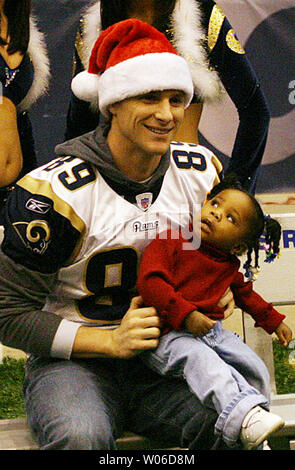 Wenig Jada Earl einen genaueren Blick auf St. Louis Rams Empfänger Dane Looker, während die Zwei ihr Foto auf Projekt Engel Baum Holiday Party auf dem Spielfeld genommen an der Edward Jones Dome in St. Louis am 15. Dezember 2007 haben. Die Widder Partner jedes Jahr mit der Anwaltskammer von St. Louis die Partei für 3000 underpriveleged Kinder im St. Louis Bereich zu halten. (UPI Foto/Rechnung Greenblatt) Stockfoto