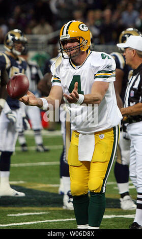 Green Bay Packers Quarterback Brett Favre wirft den Fußball an den Rand nach dem Werfen einen vollständigen Pass im vierten Quartal gegen die St. Louis Rams und verdunkelte Dan Marino der NFL Karriere Leader zu werden in Yards überschreiten. Green Bay beat St. Louis 33-14. (UPI Foto/Rechnung Greenblatt) Stockfoto