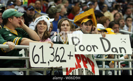 Green Bay Packers Fans halten Schilder im Vorgriff auf Ihren Quarterback Brett Favre, bricht Rekord vorbei Dan Marino's wie die Verpacker der St. Louis Rams spielen auf dem Edward Jones Dome in St. Louis am 16. Dezember 2007. Favre warf für 201 Yards und zwei Touchdowns und verdunkelte Dan Marino der NFL Karriere Leader zu werden in Yards überschreiten. (UPI Foto/Rechnung Greenblatt) Stockfoto