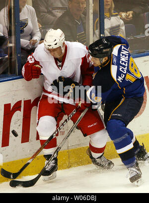 St. Louis Blues Jay McClement (R) Kräfte Detroit Red Wings Brian Rafalski in die Bretter als die beiden Skate für den Kobold in der ersten Periode im Scottrade Center in St. Louis am 26. Dezember 2007. Detroit gewann das Spiel 5-0. (UPI Foto/Rechnung Greenblatt) Stockfoto