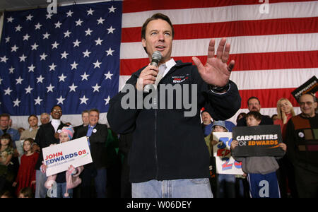Demokratische Präsidentschaftskandidaten, Senator John Edwards, Wellen, die auf die Massen, als er die Bühne für eine Rede an die Zimmerleute Halle in St. Louis 19. Januar 2008 stattfindet. (UPI Foto/Rechnung Greenblatt) Stockfoto