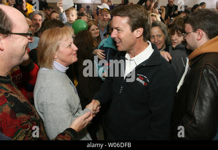 Demokratische Präsidentschaftskandidaten, Senator John Edwards grüßt Anhänger nach einer Rede an die Zimmerleute Halle in St. Louis 19. Januar 2008. (UPI Foto/Rechnung Greenblatt) Stockfoto