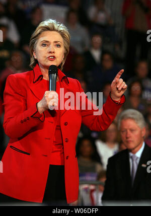 Demokratische Präsidentschaftskandidaten Senator Hillary Clinton (D-NY) spricht zu Unterstützer, während Ehemann, der ehemalige Präsident Bill Clinton, während einer Kampagne stop an McClure North High School in Florissant, Missouri am 19. Januar 2008. (UPI Foto/Rechnung Greenblatt) Stockfoto