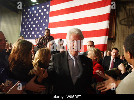 Der ehemalige Präsident Bill Clinton betritt das Zimmer mit Frau, demokratischen Präsidentschaftskandidaten Senator Hillary Clinton (D-NY) während einer Kampagne stop an McClure North High School in Florissant, Missouri am 19. Januar 2008. (UPI Foto/Rechnung Greenblatt) Stockfoto