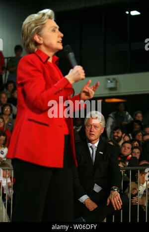 Demokratische Präsidentschaftskandidaten Senator Hillary Clinton (D-NY) spricht zu Unterstützer, während Ehemann, der ehemalige Präsident Bill Clinton, während einer Kampagne stop an McClure North High School in Florissant, Missouri am 19. Januar 2008. (UPI Foto/Rechnung Greenblatt) Stockfoto