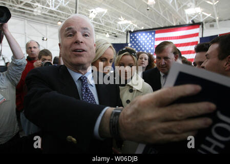 Republikanischen Präsidentschaftskandidaten Senator John McCain schüttelt Hände der Unterstützer während einer Kampagne stop an den Geist von St. Louis Airport in Chesterfield, Missouri am 1. Februar 2008. (UPI Foto/Rechnung Greenblatt) Stockfoto