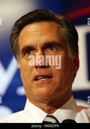 Der republikanische Präsidentschaftskandidat Mitt Romney Adressen Unterstützer während einer Kampagne Stop an einem Dave und Buster Restaurant in Maryland Heights, Missouri am 3. Februar 2008. (UPI Foto/Rechnung Greenblatt) Stockfoto