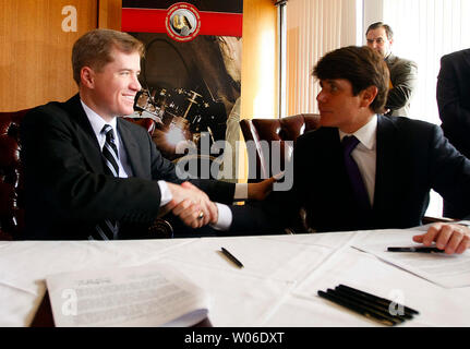 Illinois Gouverneur Rod Blagojevich (R) und Missouri Gouverneur Matt Blunt schütteln sich die Hände nach der Unterzeichnung einer Vereinbarung eine neue vierspurige Brücke über den Mississippi River auf einer Pressekonferenz in St. Louis County, Missouri, am 28. Februar 2008 zu bauen. Die neue I-70 Misissippi River Bridge wird projiziert, um $ 640 Mio. kosten und vier bis sechs Jahre dauern, bis mit dem Bau ab 2010 zu bauen. (UPI Foto/Rechnung Greenblatt) Stockfoto