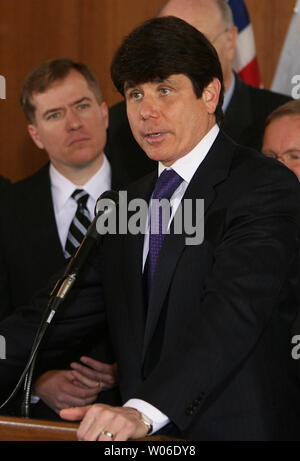 Illinois Gouverneur Rod Blagojevich (R) spricht über die Vorteile einer neuen I-70 Mississippi River Bridge, wie Missouri Gouverneur Matt Blunt schaut, während einer Pressekonferenz in St. Louis County, Missouri, am 28. Februar 2008. Die neue I-70 Mississippi River Bridge wird projiziert, um $ 640 Mio. kosten und vier bis sechs Jahre dauern, bis mit dem Bau ab 2010 zu bauen. (UPI Foto/Rechnung Greenblatt) Stockfoto