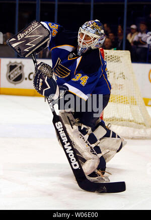 St. Louis Blues Torwart Manny Legace löscht den Puck in der ersten Periode gegen die Los Angeles Kings im Scottrade Center in St. Louis am 4. März 2008. (UPI Foto/Rechnung Greenblatt) Stockfoto