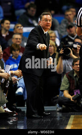 Missouri State University Hauptbasketballtrainer Barry Hinson während der Missouri Valley Conference Turnier in St. Louis am März 7, 2008 von der Schule am 8. März 2008 gefeuert wurde. Hinson hat das Programm seit der Spielzeit 1999-2000 trainiert. (UPI Foto/Rechnung Greenblatt) Stockfoto