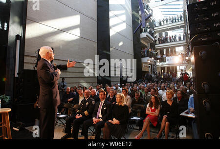 Republikanischen Präsidentschaftskandidaten Senator John McCain (R-AZ) spricht auf ein Town Hall Meeting am Savvis Corporation in Stadt und Land, Missouri am 11. März 2008. (UPI Foto/Rechnung Greenblatt) Stockfoto