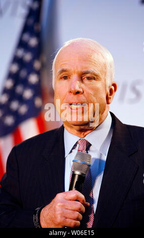 Republikanischen Präsidentschaftskandidaten Senator John McCain (R-AZ) spricht auf ein Town Hall Meeting am Savvis Corporation in Stadt und Land, Missouri am 11. März 2008. (UPI Foto/Rechnung Greenblatt) Stockfoto