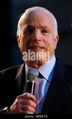 Republikanischen Präsidentschaftskandidaten Senator John McCain (R-AZ) spricht auf ein Town Hall Meeting am Savvis Corporation in Stadt und Land, Missouri am 11. März 2008. (UPI Foto/Rechnung Greenblatt) Stockfoto