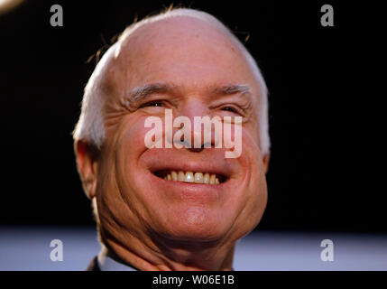 Republikanischen Präsidentschaftskandidaten Senator John McCain (R-AZ) kommt an ein Town Hall Meeting am Savvis Corporation in Stadt und Land, Missouri am 11. März 2008. (UPI Foto/Rechnung Greenblatt) Stockfoto