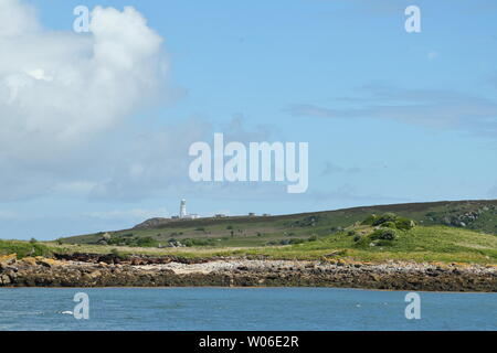 Blick auf die runde Insel mit Leuchtturm, Isles of Scilly, Cornwall, Großbritannien Stockfoto