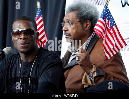 Kampf promoter Don King (R) steht mit Boxer Cory Spinks während einer Pressekonferenz auf der Scottrade Center in St. Louis am 25. März 2008. Spinks kämpfen wird der ehemalige Weltmeister Verno Phillips in einem IBF Junior Mittelgewicht WM-Kampf am 27. März 2008 in St. Louis. (UPI Foto/Rechnung Greenblatt) Stockfoto