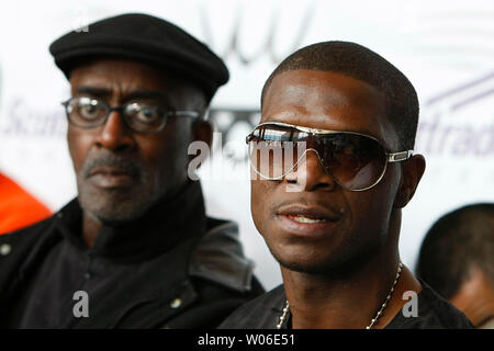 Boxer Cory Spinks (R) und manager Buddy Shaw nehmen an einer Pressekonferenz im Scottrade Center in St. Louis am 25. März 2008. Spinks Treffen ehemaliger Weltmeister Verno Phillips in einem IBF Junior Mittelgewicht WM-Kampf am 27. März 2008 in St. Louis. (UPI Foto/Rechnung Greenblatt) Stockfoto