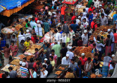 Chawk Bazar iftar Markt von Dhaka ist gut für traditionelle würzige Nahrungsmittel bekannt. Tausende von Menschen auf der Straße vor shahi Moschee versammelt, wo sel Stockfoto