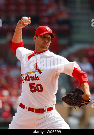 St. Louis Cardinals Adam Wainwright liefert einen Pitch auf den Washington Nationals im ersten Inning am Busch Stadium in St. Louis am 5. April 2008. (UPI Foto/Rechnung Greenblatt) Stockfoto