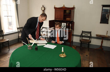Missouri Gouverneur Matt Blunt (R) führt staatliche Unternehmen als John Russell, Stellvertretender Chef des Stabes, unterstützt von seinem neuen Büro für den Tag in St. Charles, Missouri, das am 11. April 2008. Zum ersten Mal in der mehr als 180 Jahre, die ersten Missouri State Capitol State Historic Site in St. Charles diente als Treffpunkt der Missouri Regler und Schrank. In einer Bemühung, Landesregierung mehr zugänglich zu machen, Stumpf verkündete die Stadt St. Charles, Missouri Hauptstadt für einen Tag, eine bietet und personalisierten Zugang zu staatlichen Regierung. (UPI Foto/Rechnung Greenblatt) Stockfoto