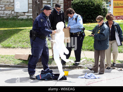 Polizei sammeln Beweise wie eine Untersuchung beginnt nach ein Briefträger in den Kopf geschossen wurde, während die Bereitstellung von e-mail in St. Louis am 14. April 2008. Die Polizei sagt, nach dem Schießen der Verdächtige zu Fuß geflüchtet. Es ist unsicher, ob das alles in den Dreharbeiten aufgenommen wurde. Der Briefträger war sagte in kritischem aber stabilen Zustand zu sein. (UPI Foto/Rechnung Greenblatt) Stockfoto