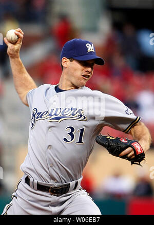 Milwaukee Brewers Krug Dave Bush liefert einen Pitch auf die St. Louis Cardinals am Busch Stadium in St. Louis am 15. April 2008. (UPI Foto/Rechnung Greenblatt) Stockfoto