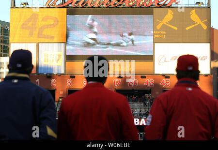 Milwaukee Brewers Manager Ned Yost (L) Baseball Hall of Fame Mitglied Lou Brock und St. Louis Cardinals Manager Tony La Russa (R) sehen Sie eine Hommage an die späten Jacki Robinson vor dem Spiel während Jacki Robinson Tag in Busch Stadion in St. Louis am 15. April 2008. (UPI Foto/Rechnung Greenblatt) Stockfoto