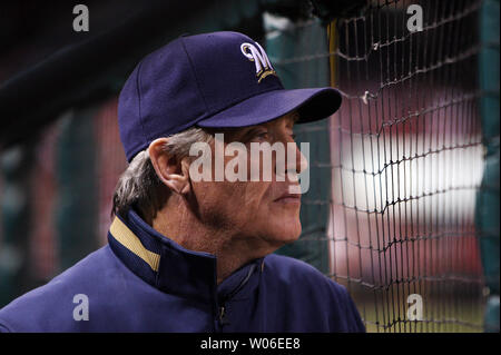 Milwaukee Brewers Sitzbank Trainer Ted Simmons Uhren die Aktion aus dem Dugout gegen die St. Louis Cardinals am Busch Stadium in St. Louis am 16. April 2008. Simmons war ein Blickfang für die Kardinäle in den 1970ern. (UPI Foto/Rechnung Greenblatt) Stockfoto