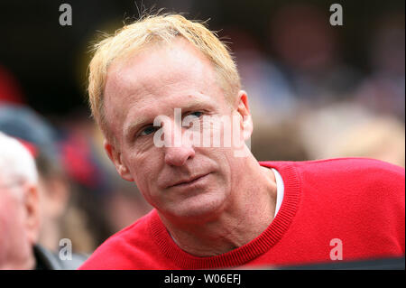 St. Louis Rams defensive Coordinator Jim Haslett genießt die San Francisco Giants - St. Louis Cardinals baseball spiel am Busch Stadium in St. Louis am 18. April 2008 St. Louis gewann das Spiel mit 3-0. (UPI Foto/Rechnung Greenblatt) Stockfoto