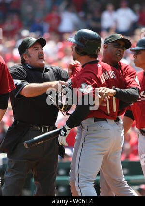 Plate Umpire Tim Tschida Hone (L) und Houston Astros Manager Cecil Cooper zurückhalten Teig Brad Ausmus nach Ausmus Wörter mit St. Louis Cardinals Krug Adam Wainwright im zweiten Inning am Busch Stadium in St. Louis am 26. April 2008 ausgetauscht. Aumus behauptete Wainwright versucht, ihn mit einem Pitch zu schlagen. (UPI Foto/Rechnung Greenblatt) Stockfoto