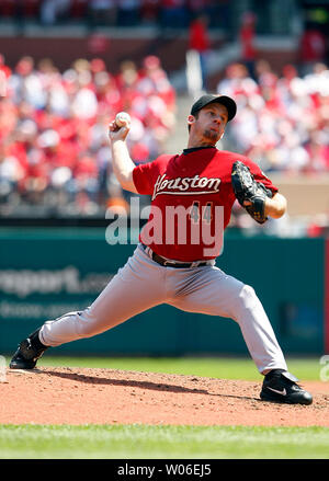 Houston Astros Roy Oswalt liefert einen Pitch auf die St. Louis Cardinals im zweiten Inning am Busch Stadium in St. Louis am 26. April 2008. St. Louis gewann das Spiel 4-3. (UPI Foto/Rechnung Greenblatt) Stockfoto