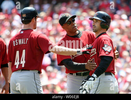 Houston Astros Manager Cecil Cooper (C) und Krug Roy Oswalt (L) zurückhalten Teig Brad Ausmus nach Ausmus Wörter mit St. Louis Cardinals Krug Adam Wainwright im zweiten Inning am Busch Stadium in St. Louis am 26. April 2008 ausgetauscht. Aumus behauptete Wainwright versuchte ihn zu schlagen mit einem Pitch und beide Bänke auf das Feld lief. (UPI Foto/Rechnung Greenblatt) Stockfoto