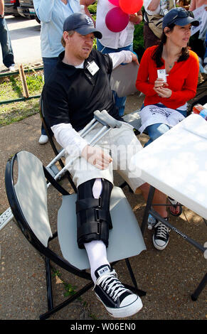 St. Louis Blues Torwart Manny Legace verwendet einen Lehrstuhl für seinen verletzten Bein während der Teilnahme an einer Veranstaltung für streunende Rettung, ein No Kill Tierheim, in St. Louis am 1. Mai 2008. (UPI Foto/Rechnung Greenblatt) Stockfoto