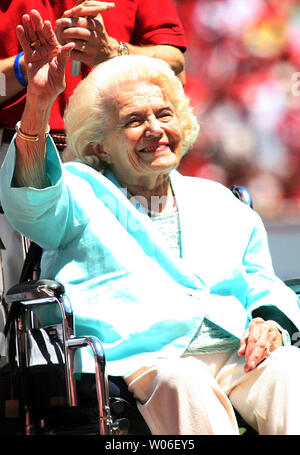 Lillian Musial, Frau des ehemaligen St. Louis Cardinals slugger und National Baseball Hall of Famer Stan Musial Wellen, wie sie während der Zeremonien zu Ehren Musial vor der Tampa Bay Rays - St. eingeführt Louis Cardinals Spiel am Busch Stadium in St. Louis am 18. Mai 2008. Die Kardinäle hielten die tan Musial Tag" zum 50-jährigen Jubiläum der 3000Th Musial's Hit zu feiern, 13. Mai 1958 in Wrigley Field. (UPI Foto/Rechnung Greenblatt) Stockfoto