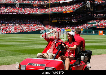 Ehemalige St. Louis Cardinals slugger und National Baseball Hall of Famer Stan Musial Tipps seinen Hut an, zu den Volksmengen folgende Zeremonien zu Ehren Musial vor der Tampa Bay Rays-Str. Louis Cardinals Spiel am Busch Stadium in St. Louis am 18. Mai 2008. Die Kardinäle hielten die tan Musial Tag" zum 50-jährigen Jubiläum der 3000Th Musial's Hit zu feiern, 13. Mai 1958 in Wrigley Field. (UPI Foto/Rechnung Greenblatt) Stockfoto
