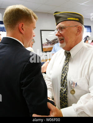 Missouri Gouverneur Matt Blunt (L) schüttelt Hände mit Navy Veteran Francis Greer nach Ausgabe der Commemorative Vietnam Veteranen Medaillon zu 40 Vietnam Veteranen in St. Louis am 26. Mai 2008. Die Missouri Veteranen Anerkennung Programm wurde im Jahre 1919 gegründet. (UPI Foto/Rechnung Greenblatt) Stockfoto