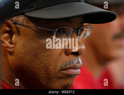 Houston Astros Manager Cecil Cooper Uhren die Aktion gegen die St. Louis Cardinals am Busch Stadium in St. Louis am 29. Mai 2008. St. Louis gewann das Spiel 3-2. (UPI Foto/Rechnung Greenblatt) Stockfoto