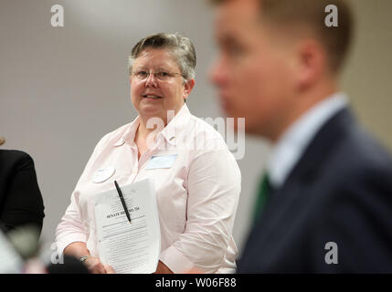 Marcia Flesner, Präsident der Missouri Nurses Association hält eine Kopie der Senat-rechnung 724 als sie nach Missouri Gouverneur Matt Blunt hört die Rechtsvorschriften, mit denen die Strafverfolgungsbehörden möglichen Missbrauch von Rohstoffen, die verwendet werden, um methamphetamine zu bilden, zu verfolgen, in Chesterfield, Missouri am 10. Juni 2008 erörtern. Senate Bill 724 erzeugt eine elektronische Überwachungssystem der Kauf von pseudoephedrin in Echtzeit auf meth Entscheidungsträger springen von Ort zu Ort große Mengen von pseudoephedrin zu kaufen. (UPI Foto/Rechnung Greenblatt) Stockfoto