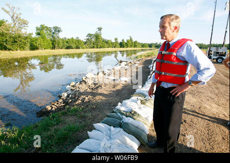 Us-Rep Todd Akin (R-Str. Louis) Erhebungen tausende von Sandsäcken auf einem Deich entlang des Mississippi River, in Winfield, Missouri am 20. Juni 2008. Forcasters voraussagen, dass Deichbruch entlang des oberen Mississippi River wird weniger Wasser und Strom bringen mehr bevölkerten Städte. (UPI Foto/Rechnung Greenblatt) Stockfoto